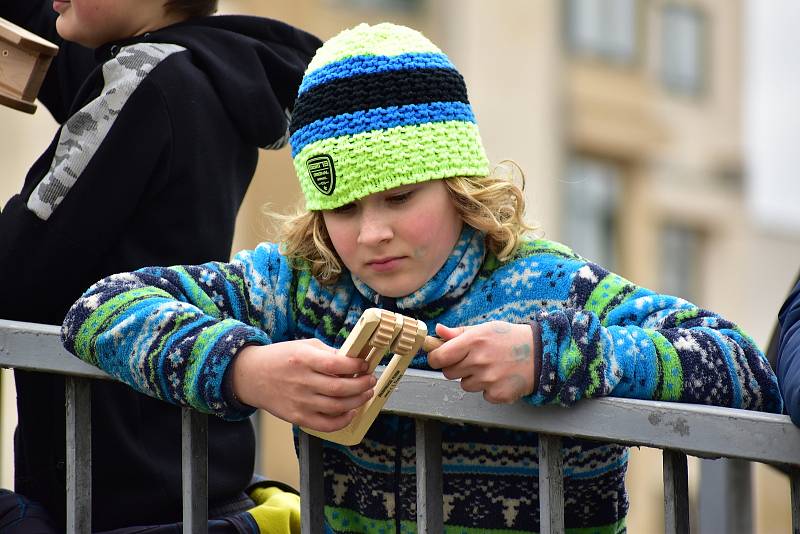 Kluci dělali s hrkači a hrkačkami pořádný rámus.