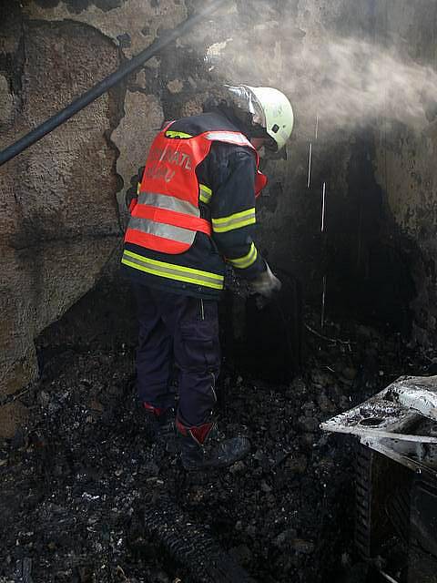 Bezesnou noc prožili obyvatelé bytového domu v jemnické ulici Obůrka. V noci z pondělí na úterý tu propukl ničivý požár, který vyhnal osm lidí na ulici.