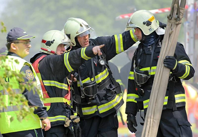 První pomoc jim poskytovali hasiči, tu odbornou pak několik sanitních vozů se záchranáři z třebíčské nemocnice.