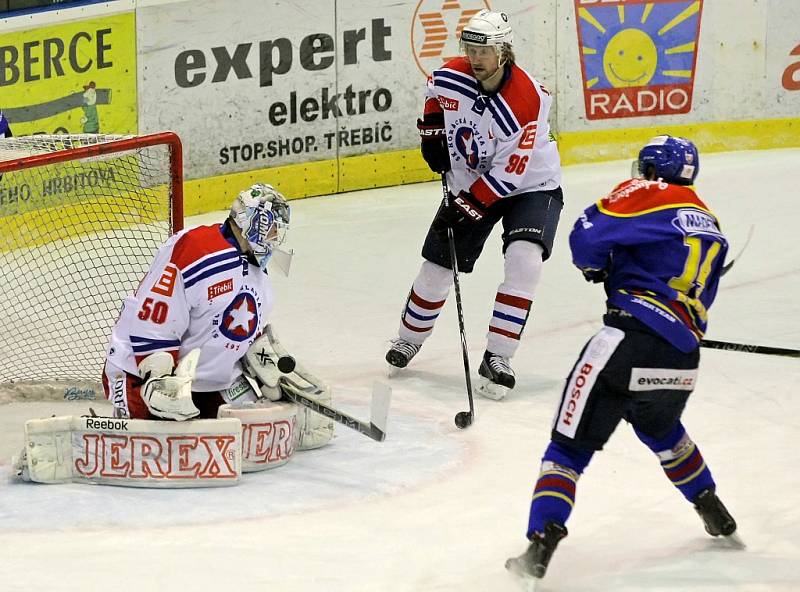 Třebíčští hokejisté (v bílém) i přes hororovou první třetinu potrápili favorita z Českých Budějovic. K získaným bodům jim chybělo i trochu štěstí.