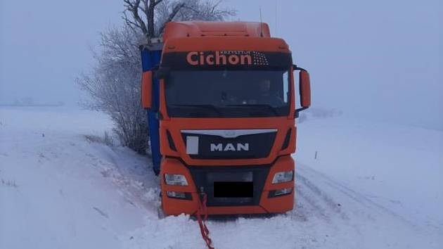 Na silnici mezi Kojeticemi a Rokytnicí nad Rokytnou uvízl kamion.