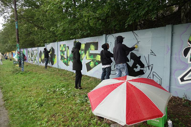 Ani škaredé počasí neodradilo sprejery od společné sobotní akce v Třebíči na legální zdi pod První brněnskou strojírnou.