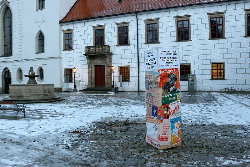 Výstava plakátů propagující zdravý životní styl v Muzejním výdejním okýnku v Třebíči.