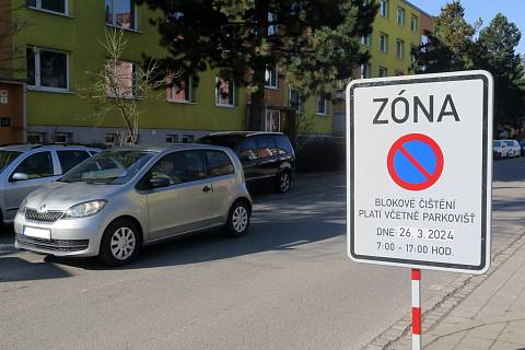 Na to, že v dané ulici bude probíhat blokové čištění, upozorňují dopředu výstražné cedule.