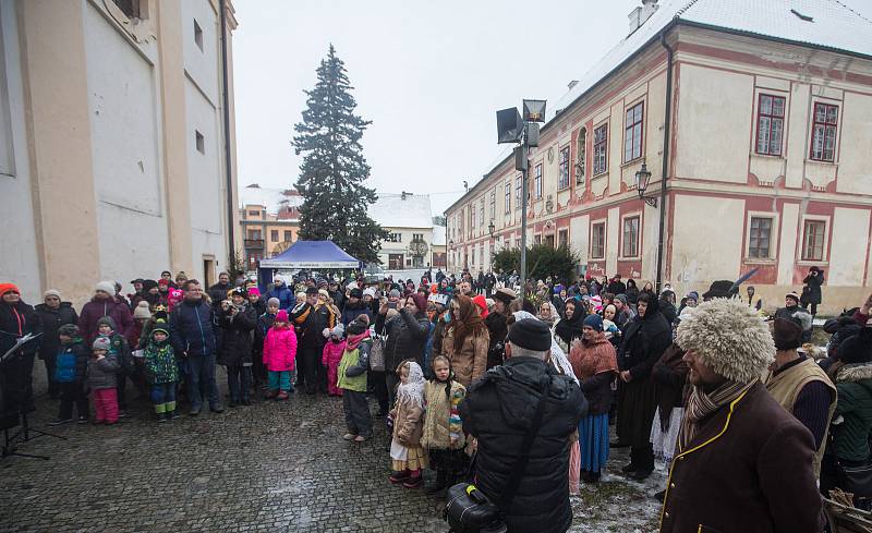 Průvod Tří králů na Masarykově náměstí v Náměšti nad Oslavou.