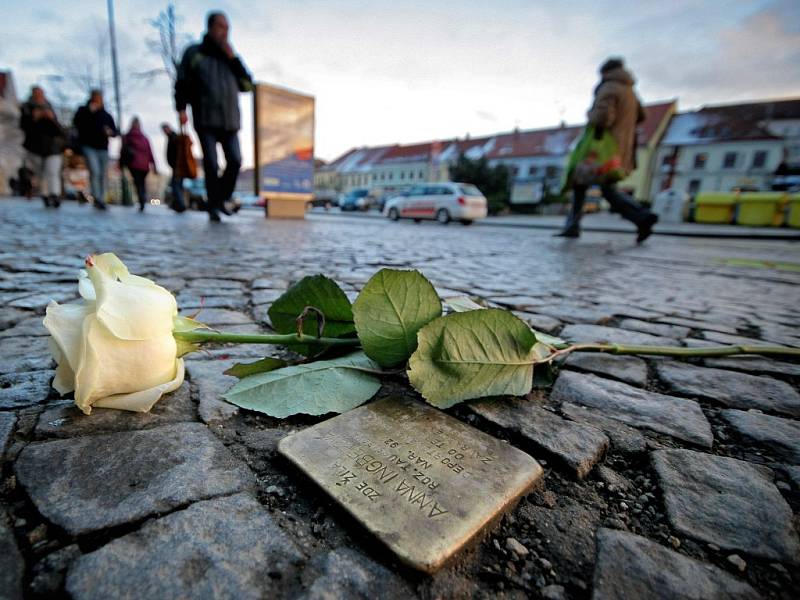 Při Dni památky obětí holocaustu navštívil pietní průvod židovský hřbitov i jednotlivé stolpersteiny.