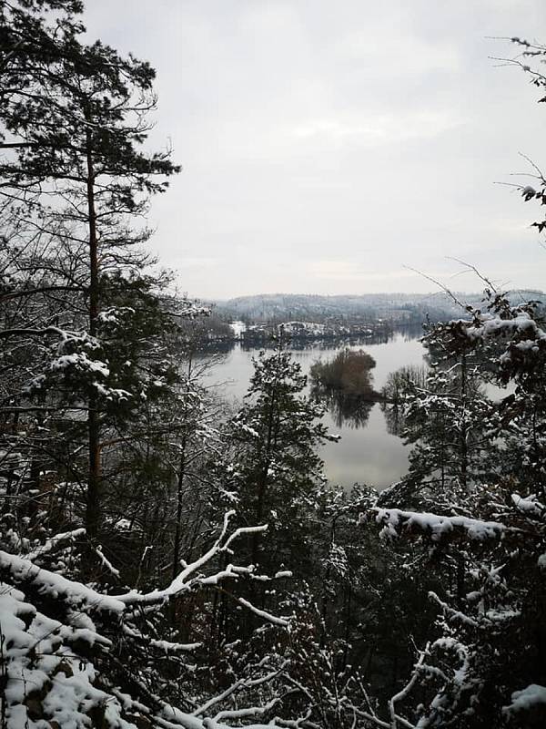 Putování po březích Dalešické přehrady. Podívejte se na fotografie