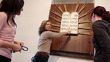 Pracovnice Informačního centra v Zadní synagoze v Třebíči si prohlížejí novu expozici. Vystavené exponáty dokumentují každodenní život běžných židovských domácností.
