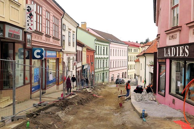Historická ulice v Třebíči: bude z ní pěší zóna, či silnice? Lidé sepsali petici
