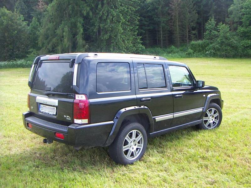 Jeep Comander v temně černé barvě jezdí od března v Třebíči. Pod kapotou má vidlicový osmiválec o  obsahu 5,7 litrů s výkonem 326 koní.