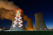 Neobvyklá podívaná se naskytne řidičům, kteří pojedou o víkendu okolo Jaderné elektrárny Dukovany. Chladící věž rozzáří vánoční stromeček.