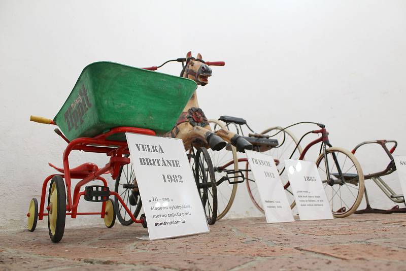 Výstava historických tříkolek se sbírky Jiřího Fialy v Náměšti nad Oslavou.