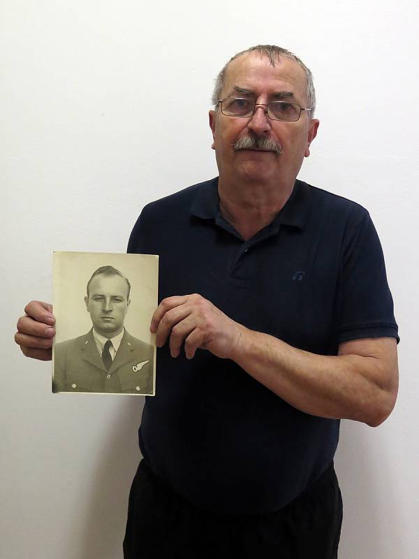 Synovec Leonharda Smrčka Zdeněk Smrček s fotografií svého strýce v uniformě RAF.