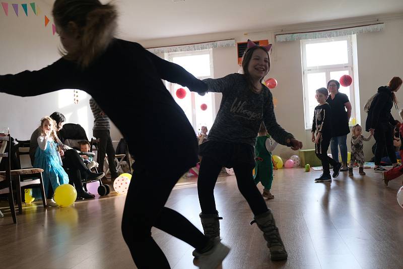 Děti se bavily soutěžemi, kvízy a tanečky v režii dobrovolných hasičů v Ohrazenici.