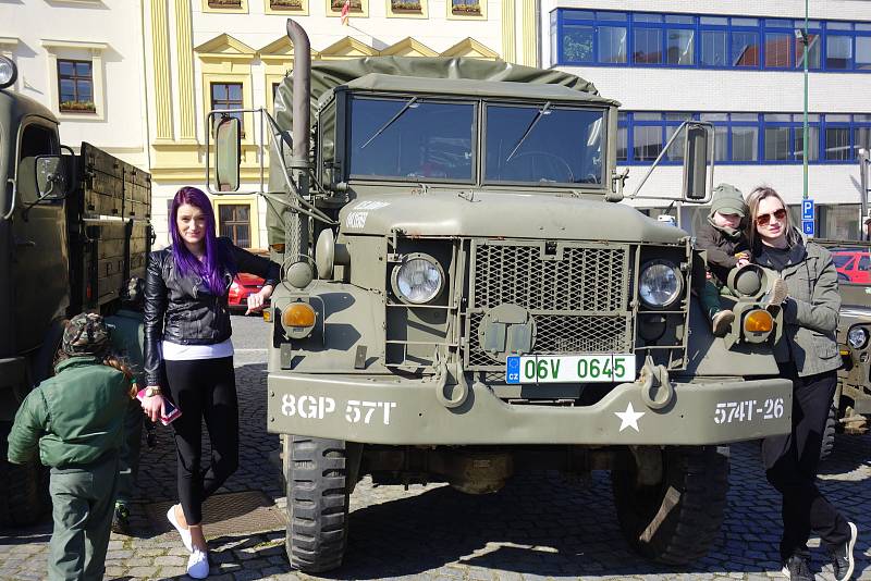 Sraz veteránů na Karlově náměstí v Třebíči.