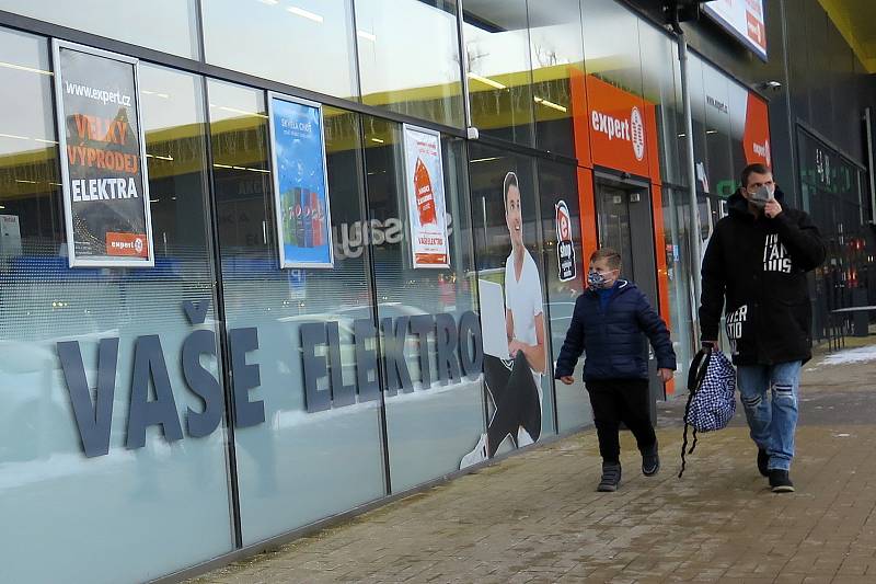 Obchody v třebíčském Stop-Shopu sice avizují slevy až 50 %, zájem o koupi ale příliš velký není.