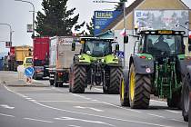 Zemědělci se svými traktory protestovali i v Třebíči.