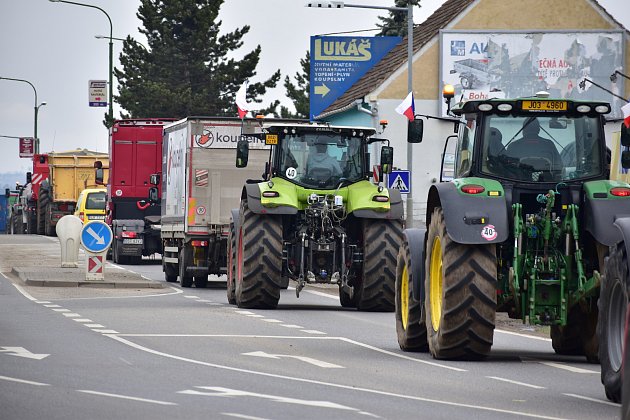 Protestující zemědělci ucpali svými traktory centrum Třebíče. Podívejte se