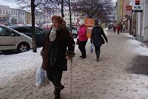 Ani den po sněhové nadílce nejsou v centru Třebíče uklizené chodníky. 