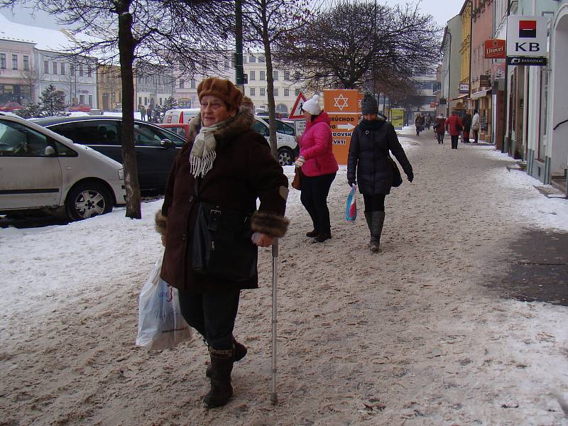 Ani den po sněhové nadílce nejsou v centru Třebíče uklizené chodníky. 