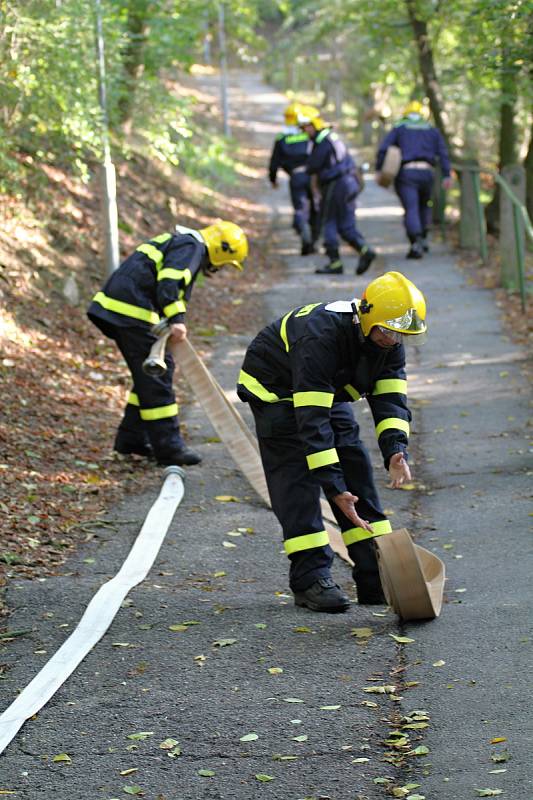 Námětem cvičení hasičů z náměšťského okrsku byla dálková doprava vody k zámku.