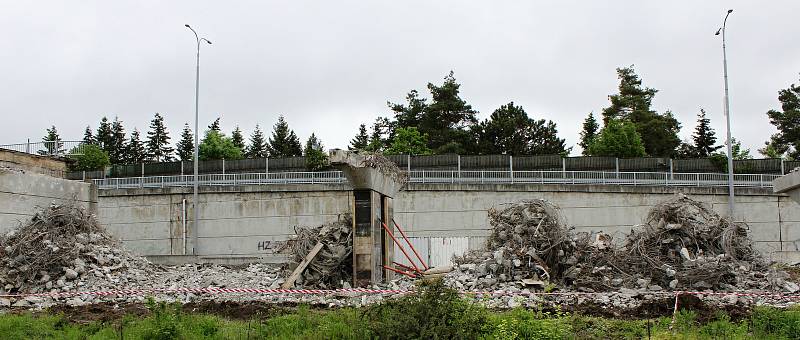 Bourání mostu a ramp u třebíčské nemocnice.