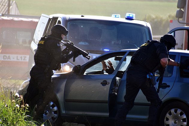 Extrém u Vysočiny: ozbrojenci cvičně přepadli záchranáře, pomohla jim policie