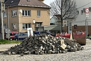 Na Václavském náměstí v Třebíči se objevily hromady dlažebních kostek, tolik typických pro tuto plochu. Po revitalizaci už se tam nevrátí.