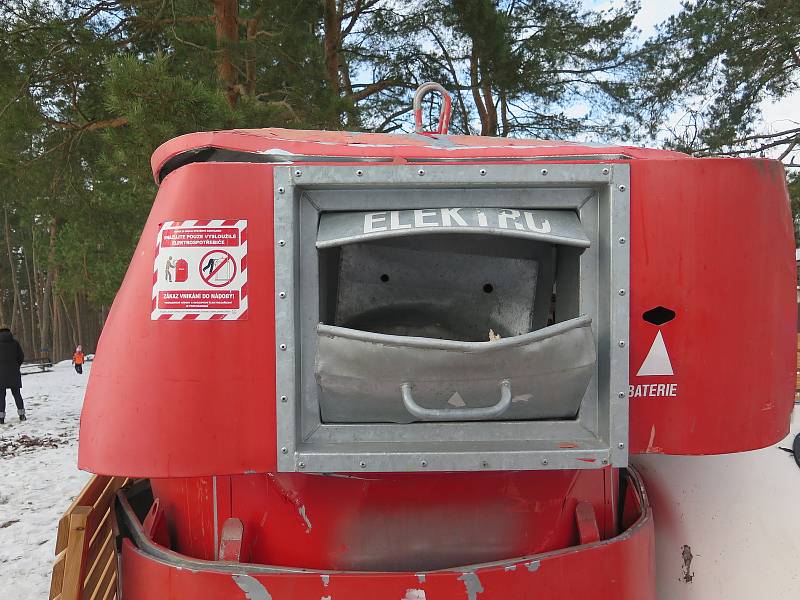 V Třebíči na Švabinského ulici vybuchl kontejner na elektroodpad.