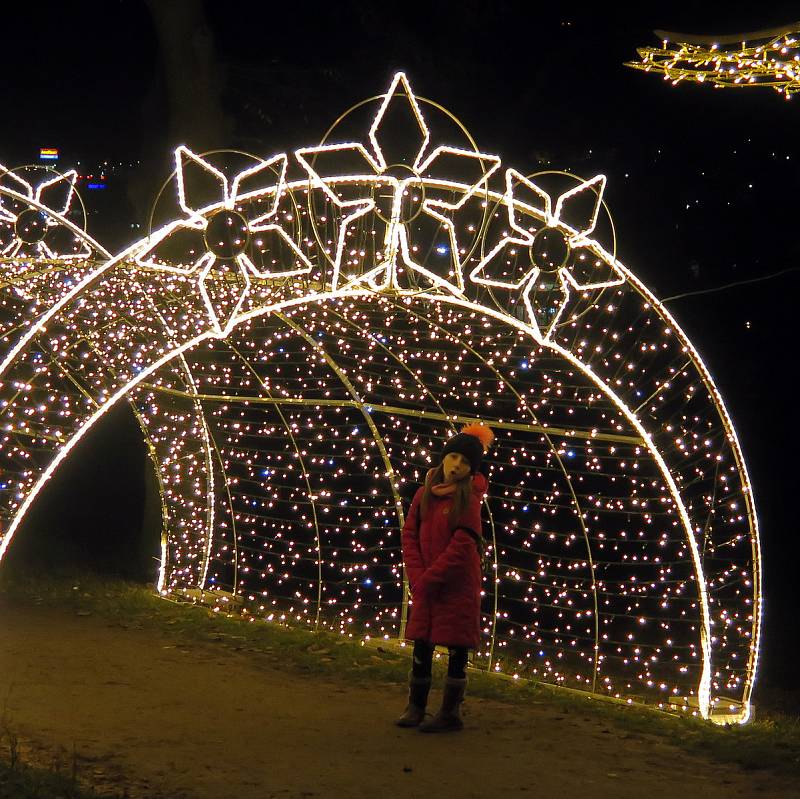 Třebíč přivítala advent. Po celém městě lze najít nejen běžnou vánoční výzdobu, ale i různá svítící zvířata, postavy, na Hrádku je opět i vánoční průchod.