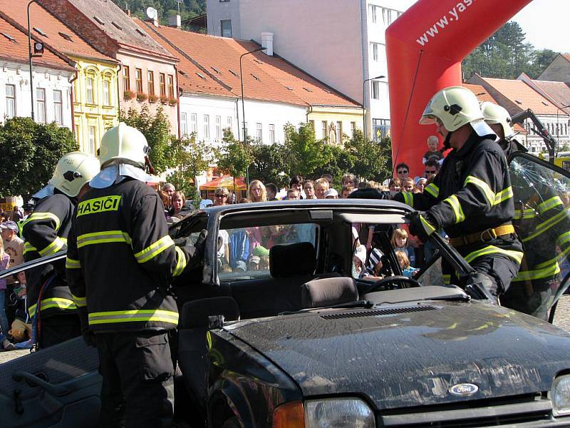 Nácvik dopravní nehody byl bezesporu největším tahákem středečního programu na Karlově náměstí, kde probíhala akce Den bez aut. 