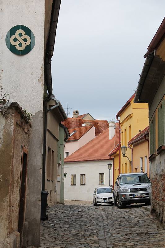 Ulice Židovského města v Třebíči bývají přes den plné parkujících aut.