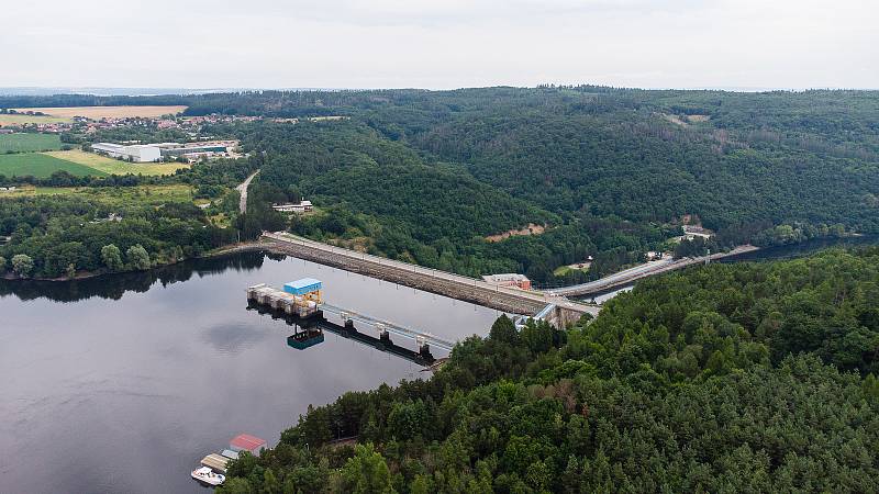 Pohled z výšky na Dalešickou vodní nádrž a vodní elektrárnu Dalešice na Třebíčsku.