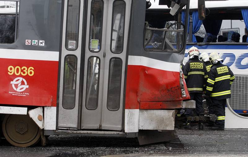 V Praze na Florenci se v pondělí dopoledne srazil zájezdový autobus společnosti Tredos s tramvají. Při nehodě bylo lehce zraněno šest lidí.