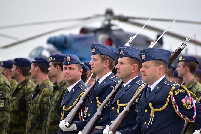 Armáda převzala nové americké vrtulníky. Loučí se s těmi sovětskými.