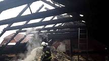 K požáru střechy stodoly s dílnou vyjíždělo do Přeckova hned šest jednotek hasičů.