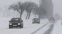 Vydatná sněhová nadílka zaplavila v pátek celé Třebíčsko. Nejvíce se z ní radují děti a lyžaři. Automobilová doprava zpomalila v pátek na minimum, hlavní tahy zůstaly ale průjezdné.