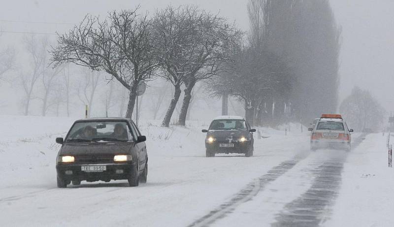 Vydatná sněhová nadílka zaplavila v pátek celé Třebíčsko. Nejvíce se z ní radují děti a lyžaři. Automobilová doprava zpomalila v pátek na minimum, hlavní tahy zůstaly ale průjezdné.