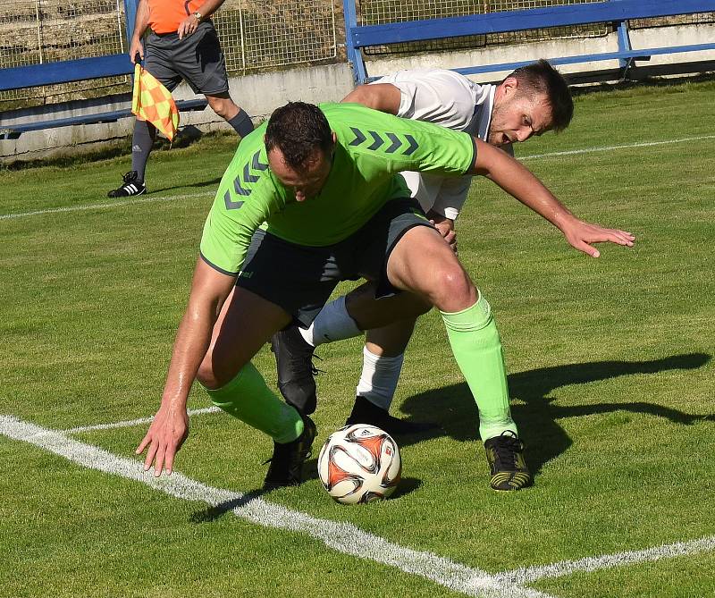 Fotbalisté Náměšti nad Oslavou (v zeleném) patří k tradičním účastníkům krajských soutěží na Vysočině. Od příští sezony si vyzkouší MSFL. Utkání proti Žirovnici.