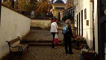 Jsou Dušičky a tak i na starý hřbitov v Třebíči míří víc lidí než obvykle.