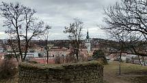 Hrádek čili Bašta, ve středověku chránila na vyvýšeném místě jak město na druhém břehu, tak i klášter.