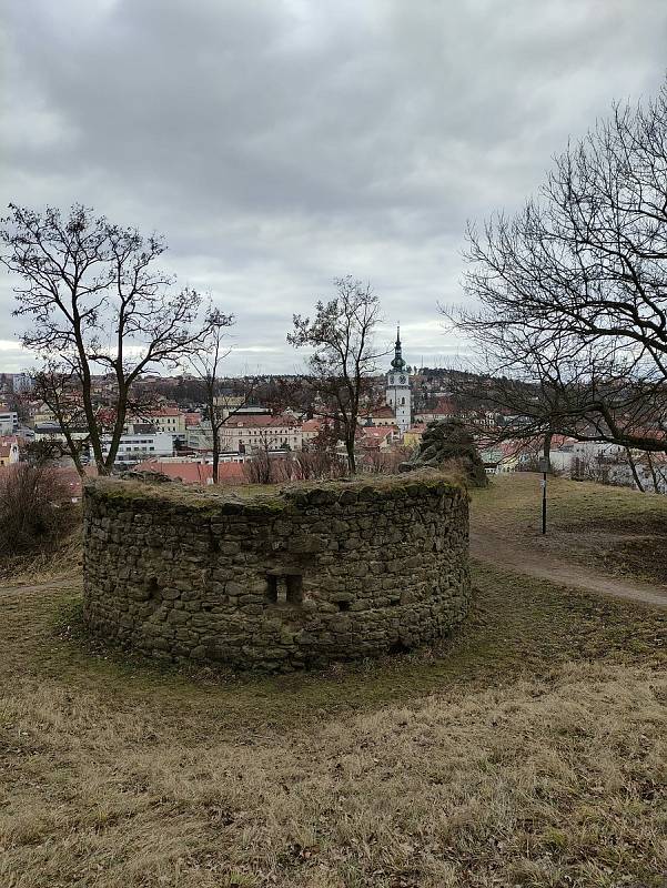 Hrádek čili Bašta, ve středověku chránila na vyvýšeném místě jak město na druhém břehu, tak i klášter.