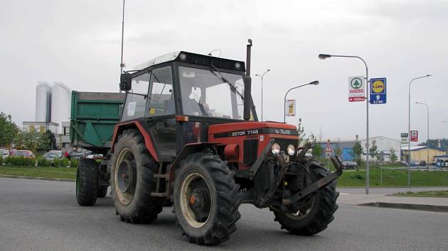 Zemědělci ve středu dopoledne vyrazili protestovat. S traktory projížděli hlavní silniční tahy nebo se pohybovali po městech. 