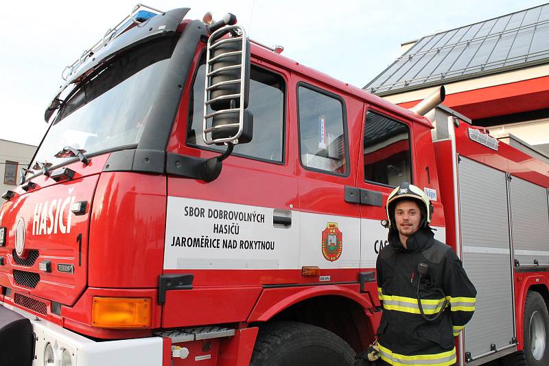 Slavnostní otevírání nové hasičské zbrojnice, Jaroměřice nad Rokytnou 28. 2. 2019. Hasič Jakub Šebela po návratu ze zásahu v Mikulovicích.