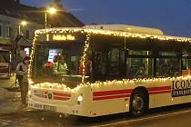 Vánoční autobus opět jezdí Třebíčí.