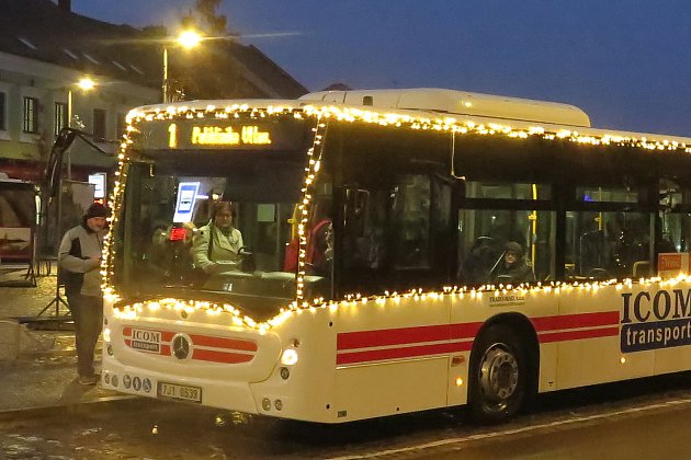 VIDEO: Ulicemi Třebíče opět jezdí vánoční autobus. Podívejte se, jak je krásný