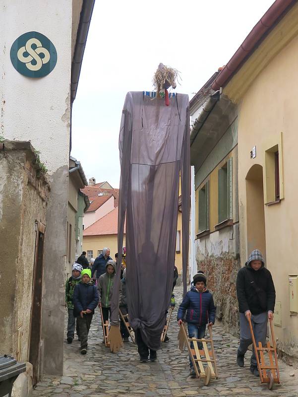 Malí hrkači vyhánějí z Třebíče zimu.