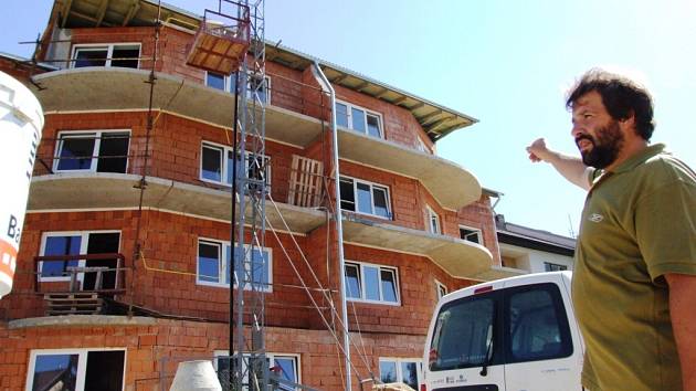 Starosta Jakubova Miroslav Kabelka je s rychlým průběhem stavebních prací spokojený. Novému bydlení dodávají další zajímavý rozměr netradiční velké balkony.
