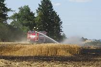 Hasiči likvidovali požár obilného pole u Nové Cerekve na Pelhřimovsku. Ilustrační foto: