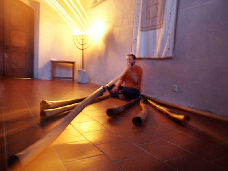 Ondřej Smeykal zahrál na didgeridoo.